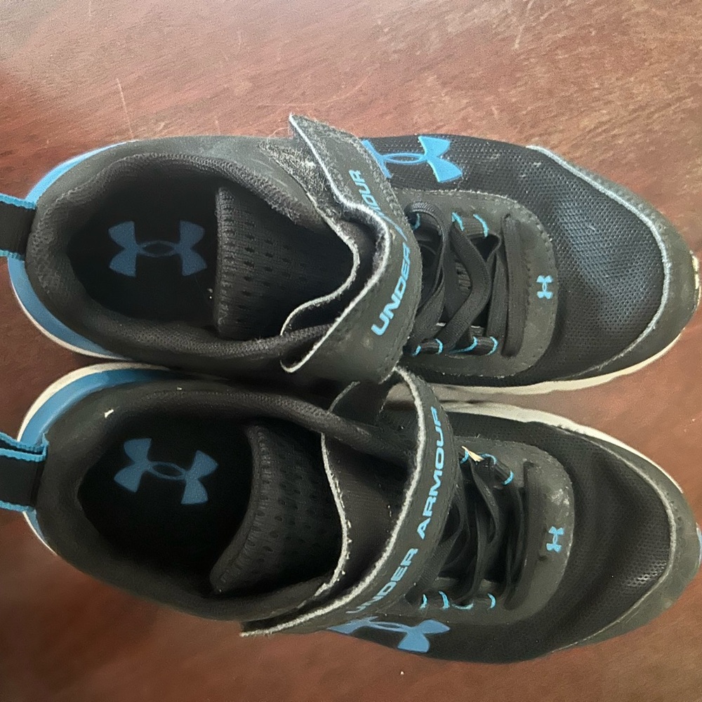 Under Armour Kids Sneakers in Black and Blue